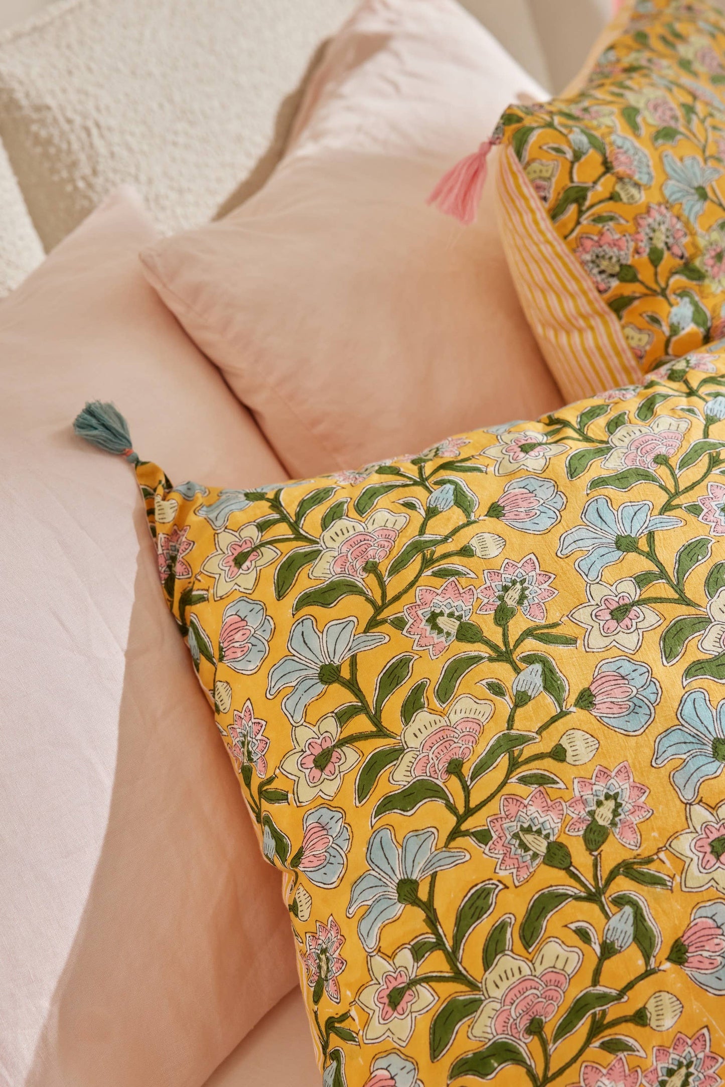 Housse de coussin imprimée de fleurs indiennes et de rayures Sakura
