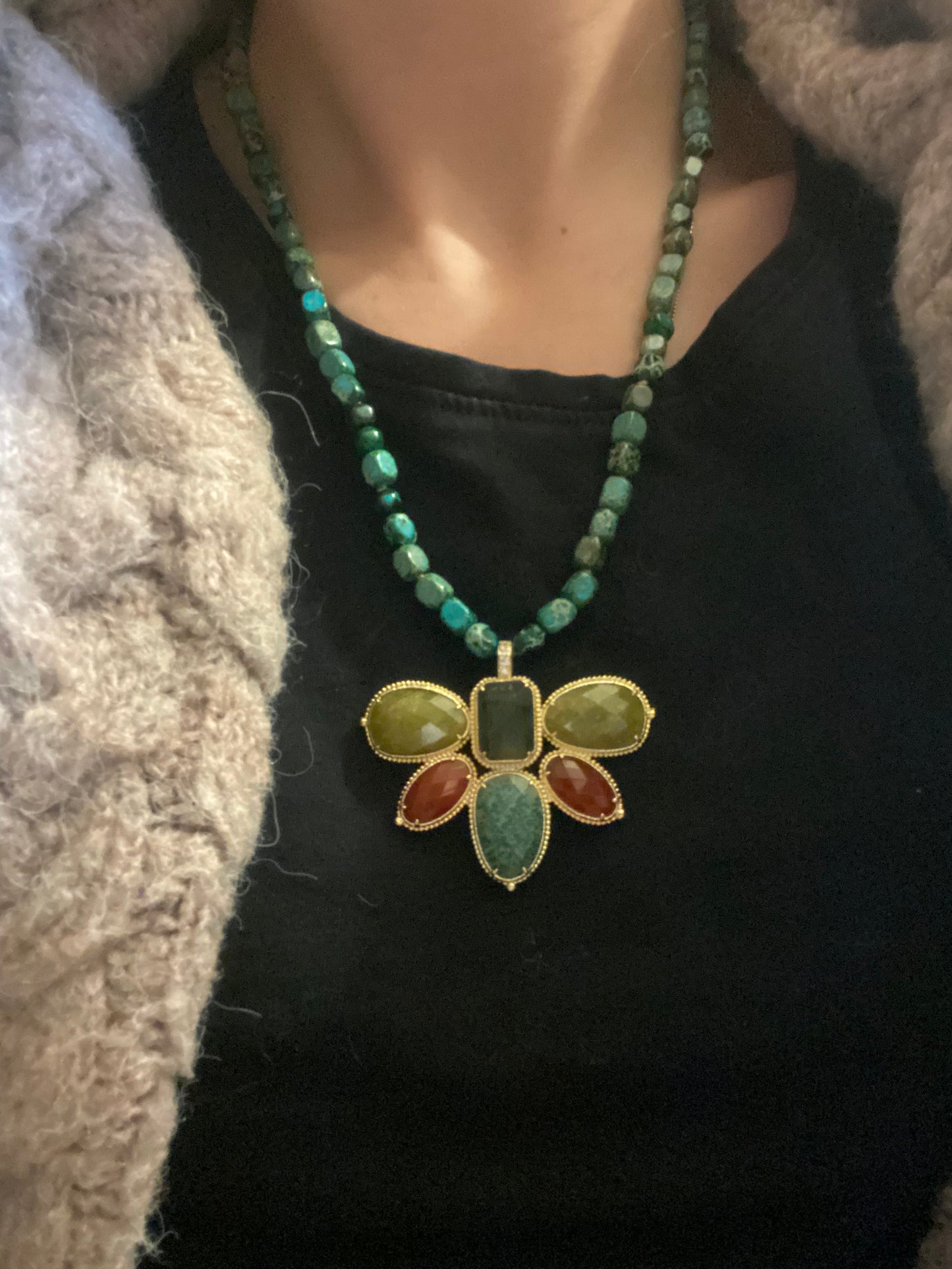 Collier habaha en forme de fleur et pierres naturelles